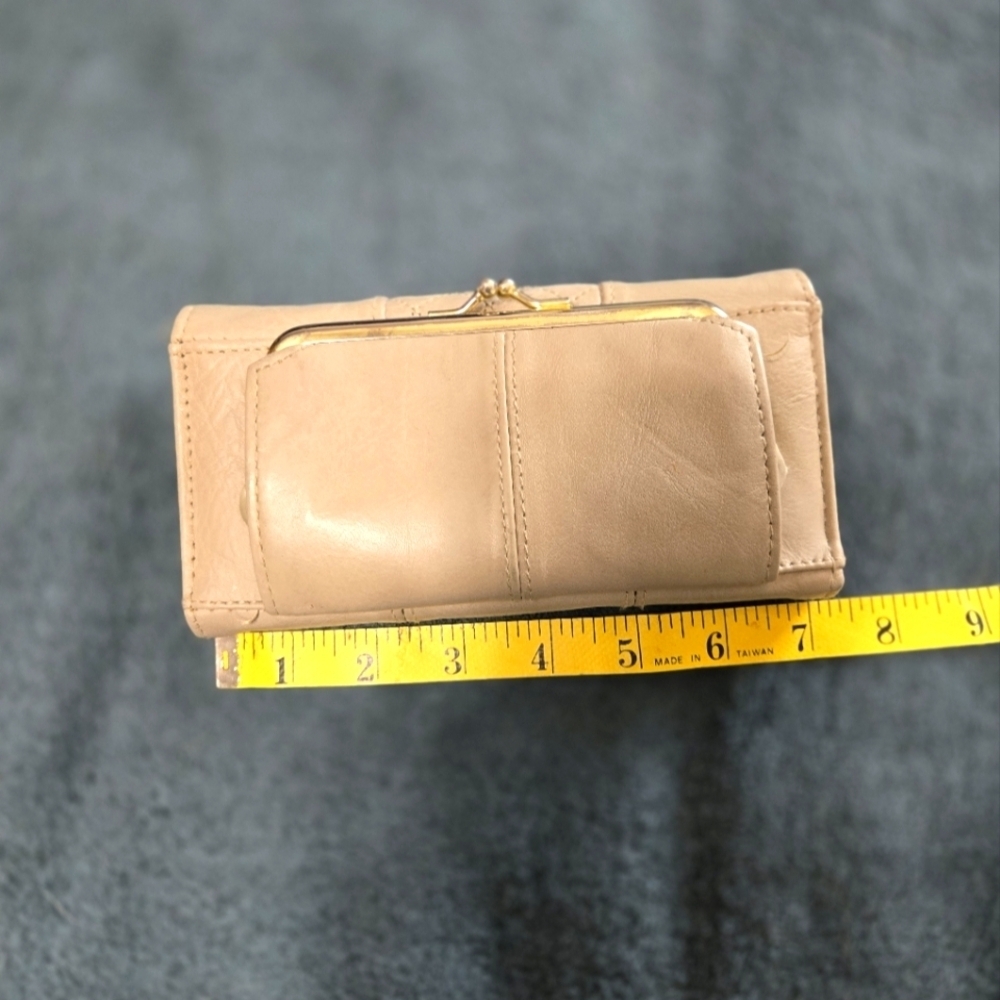 Genuine Leather Wallet Light Tan Color Gently Used with Kisslock Coin Purse - Picture 6 of 7